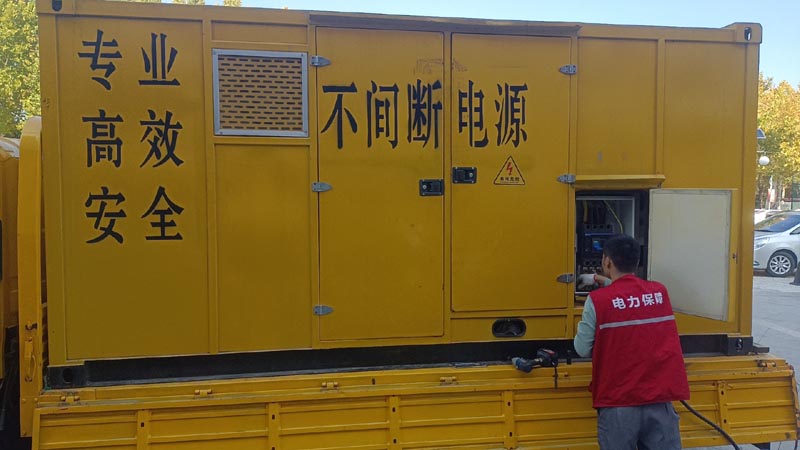 香坊柴油发电机组和UPS电源配合使用时，如何避免切换过程中的电力中断？